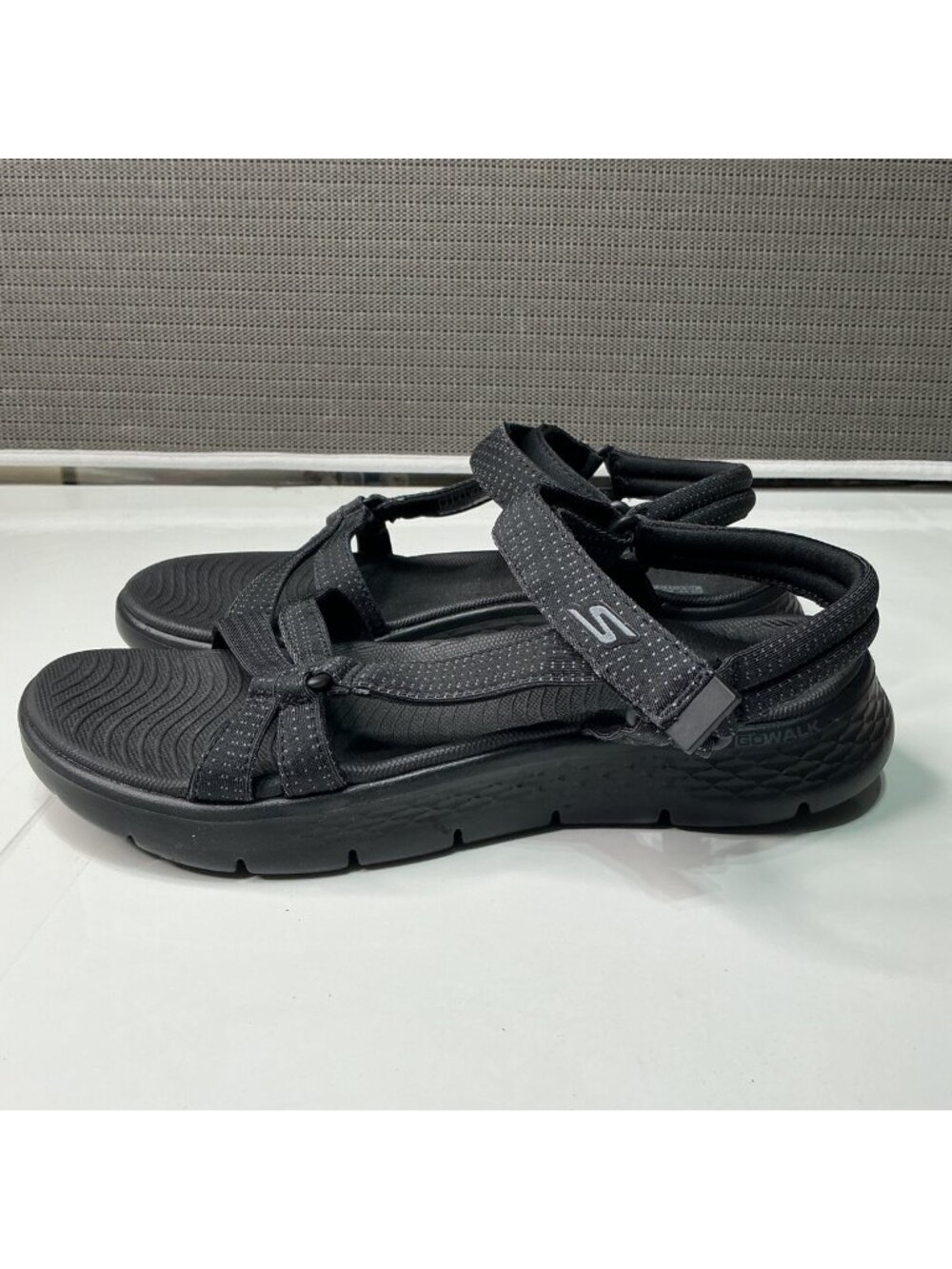 Skechers Women's Go Walk Arch Fit Sandals Size 7 Black Adjustable Straps
